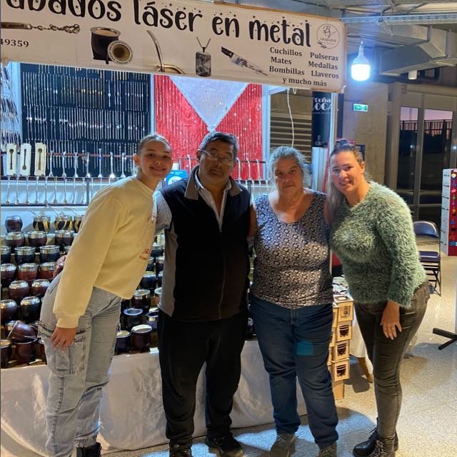 Julio Valdés y su familia en el puesto de BV Mates y Bombillas