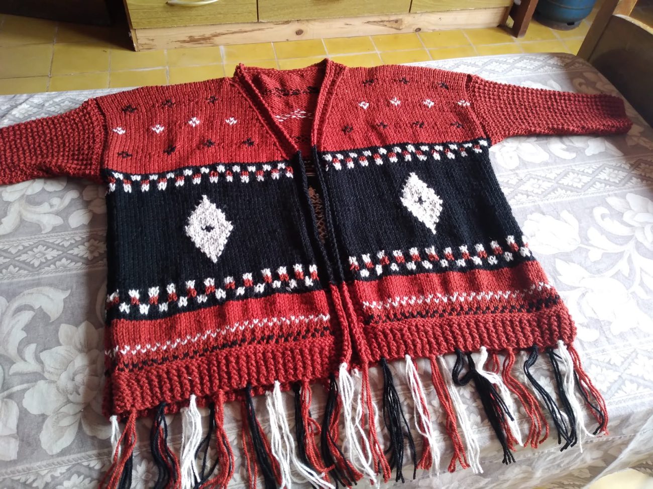 Poncho con motivo andino — Carmen