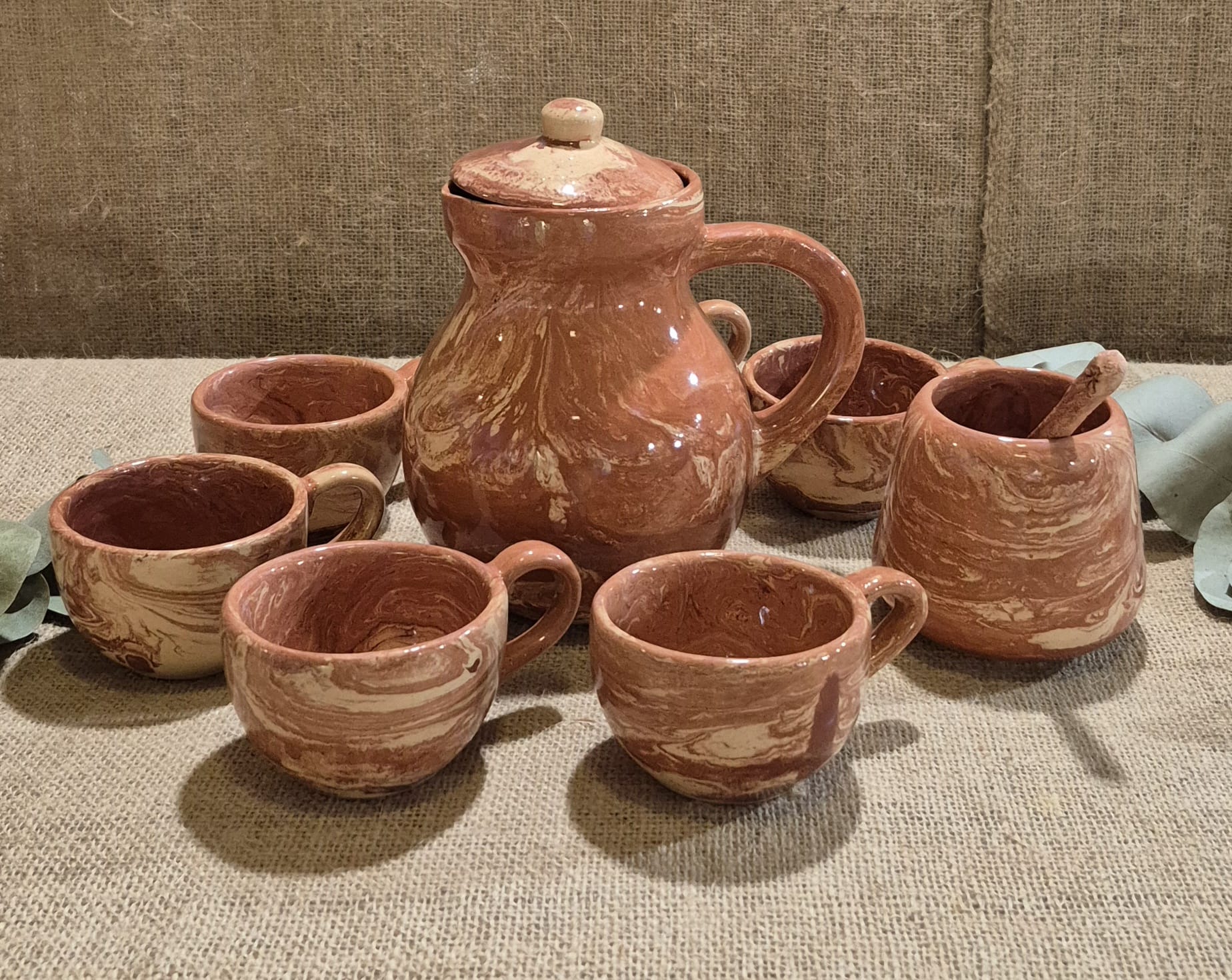 Juego de té de cerámica veteada: jarra con tapa, cinco tazas y azucarera — Ceramistas de Blanquillo