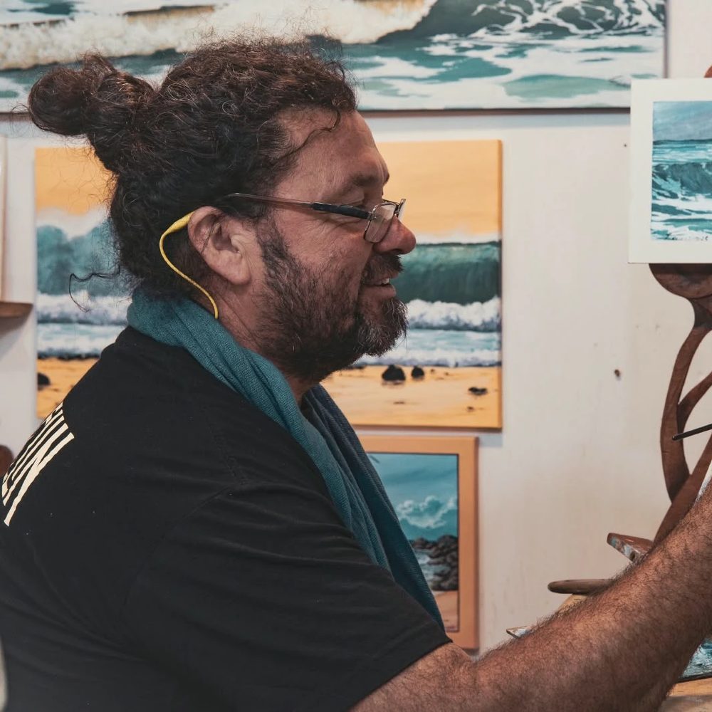 Fabián Trinidad pintando en su taller