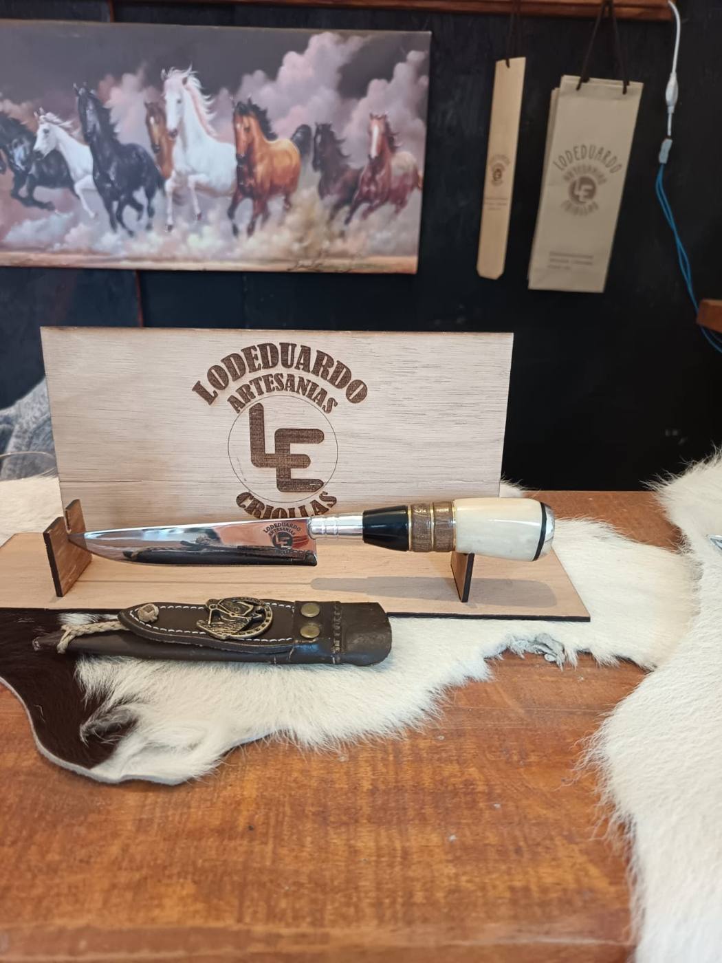 Cuchillo de cabo blanco con funda — Heber Eduardo Cabanelas