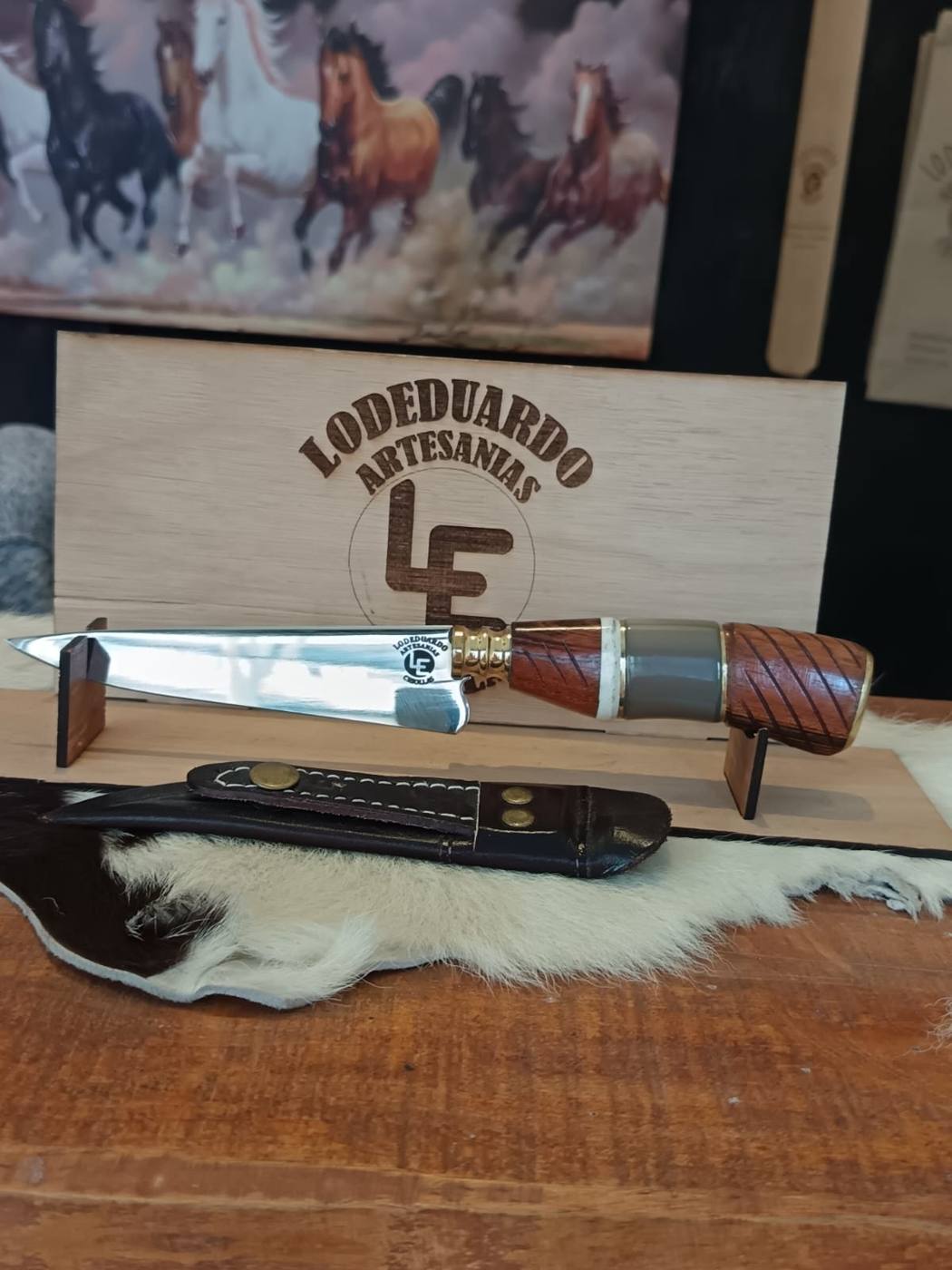 Cuchillo de cabo labrado con funda — Heber Eduardo Cabanelas